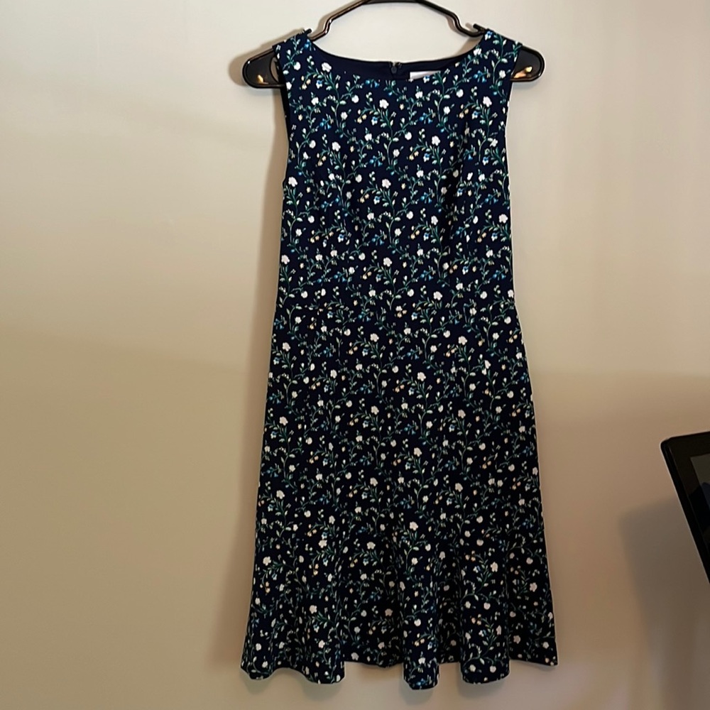 Blue floral sleeveless flounce dress.